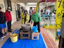 もちつきをしている写真