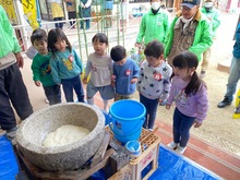 できあがった餅を見ている写真