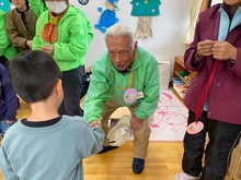 地域の方にお礼を言っている写真