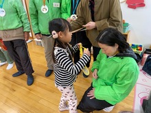 地域の方にお礼のメダルをかけている写真