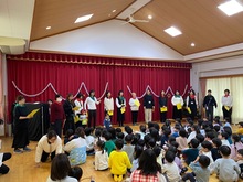 保護者が歌を歌っている写真