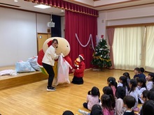 おいかめちゃんにプレゼントをもらっている写真