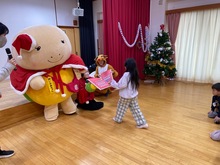 おいかめちゃんにプレゼントを貰いに行っている写真