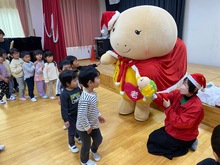 おいかめちゃんに挨拶をしている写真