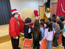 プレゼントをもらっている写真