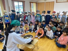 ポップコーンを作っているところを見ている写真