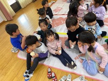 ポップコーンを食べている写真