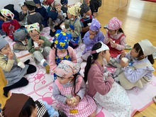 ポップコーンを食べている写真