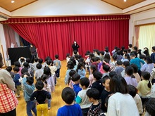 遊戯室で話を聞いている写真