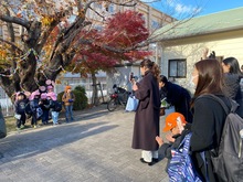 降園時に桜の木と写真を撮っている写真