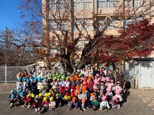 桜の木の前で撮った集合写真