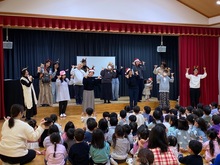 クリスマスの歌を歌っている写真