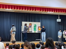 クリスマスのおはなしをしている写真