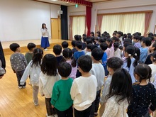 園長先生に挨拶をしている写真