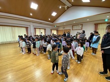 園歌を歌っている写真