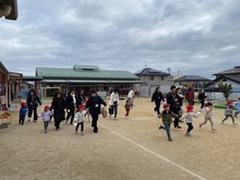 凧あげをしている写真