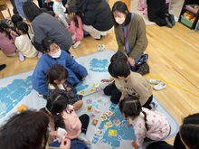 かるたをして遊んでいる写真