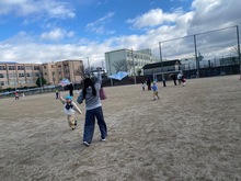 親子で凧あげをしている写真