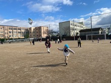 凧あげをしている写真