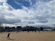 空高く凧が上がっている写真