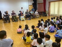 集会に参加している写真