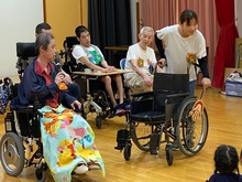 車いすの説明を聞いている写真