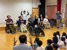 手話で「海」のうたを歌っている写真