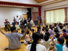 手話で「私と小鳥と鈴と」のうたを歌っている写真