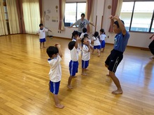 先生のマネっこをしている写真