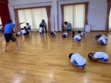 先生の合図でうずくまって身を隠している写真