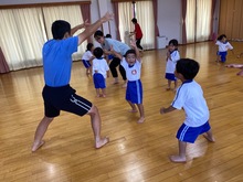 大きくポーズをしている写真