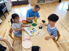 ままごとで遊んでいる写真