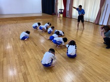 先生の合図でしゃがんで隠れている写真