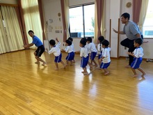 忍び足で先生に着いて行っている写真