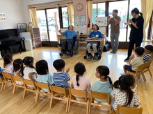 挨拶をしている写真