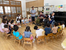 担任の先生の話を聞いている写真