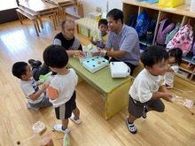 手作り楽器で遊んでいる写真