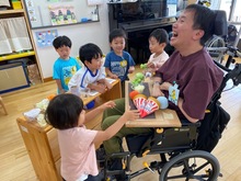 ままごとで遊んでいる写真
