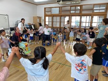 みんなで手を繋いで踊っている写真