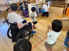 ボーリングで遊んでいる写真