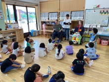 先生の話を聞いている写真