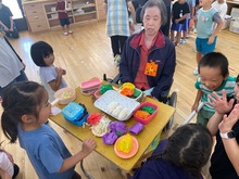 ままごとで遊んでいる写真