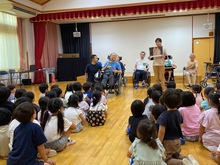 補聴器の話を聞いている写真