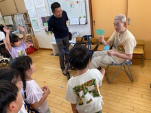 ジャンケン遊びをしている写真