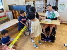ボール転がしで遊んでいる写真