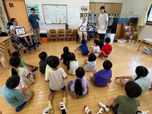 先生の話を聞いている写真
