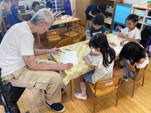 一緒にお絵描きをしている写真