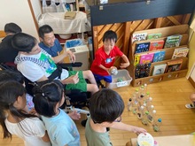 ボーリングで遊んでいる写真