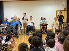 みんなで手話歌を歌っている写真