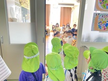 1年生の教室をのぞいている写真